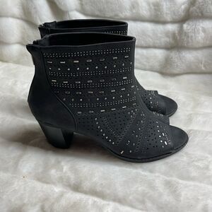Cloud Walkers by Avenue dark gray ankle boots laze cuts silver tone studs SZ13W